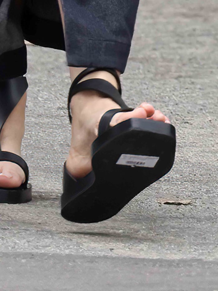 ... sondern gleich drei Etiketten auf den Schuhsohlen picken!