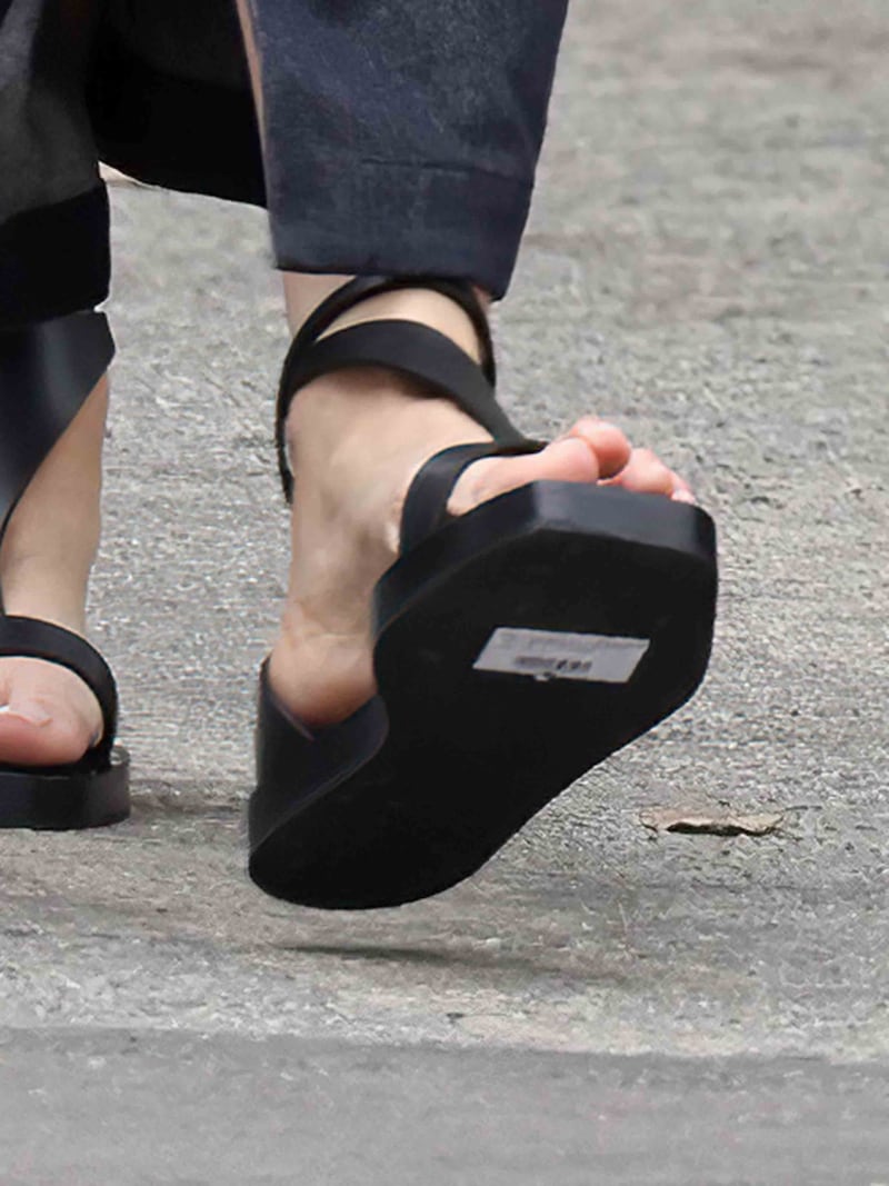 ... sondern gleich drei Etiketten auf den Schuhsohlen picken! (Bild: PPS/www.PPS.at)