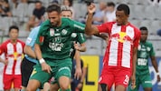 Lukas Katnik (l.) im WSG-Dress im Duell mit Salzburgs Antoine Bernede.  (Bild: Birbaumer Christof)