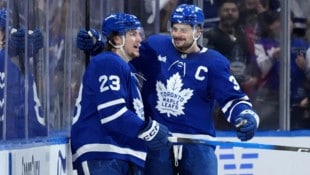 Die Toronto Maple Leafs führen gegen die Florida Panthers. (Bild: AP/Nathan Denette/The Canadian Press via AP)