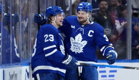Die Toronto Maple Leafs führen gegen die Florida Panthers. (Bild: AP/Nathan Denette/The Canadian Press via AP)