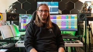 Matthias Waldner in seinem musikalischen Reich. (Bild: Sebastian Räuchle)