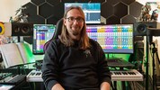 Matthias Waldner in seinem musikalischen Reich. (Bild: Sebastian Räuchle)