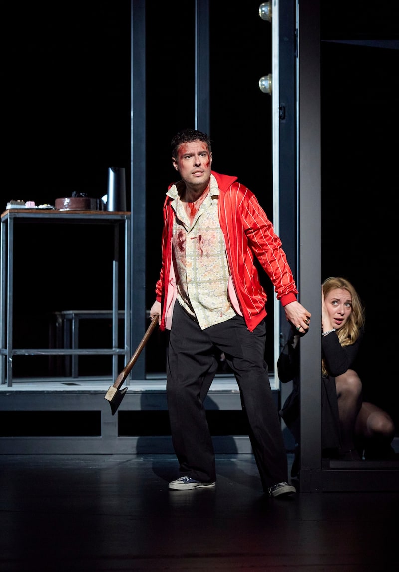 Raffaele Pe schwingt die Axt als Hamlet. Premiere heute im Theater an der Wien. (Bild: Herwig PRAMMER)