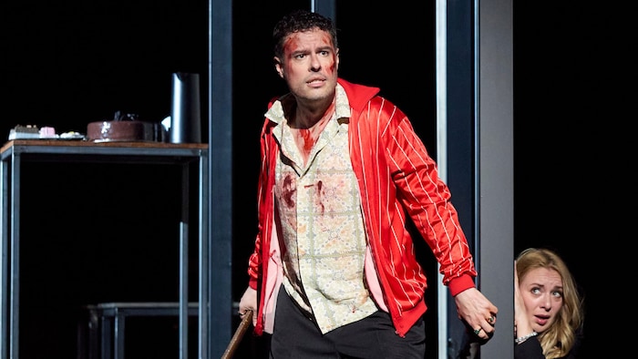 Raffaele Pe schwingt die Axt als Hamlet. Premiere heute im Theater an der Wien.