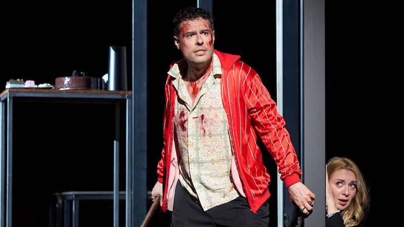 Raffaele Pe wird als Hamlet zum irren Axt-Mörder, der der Tod des Vaters mit viel Blut rächt. (Bild: Herwig PRAMMER)