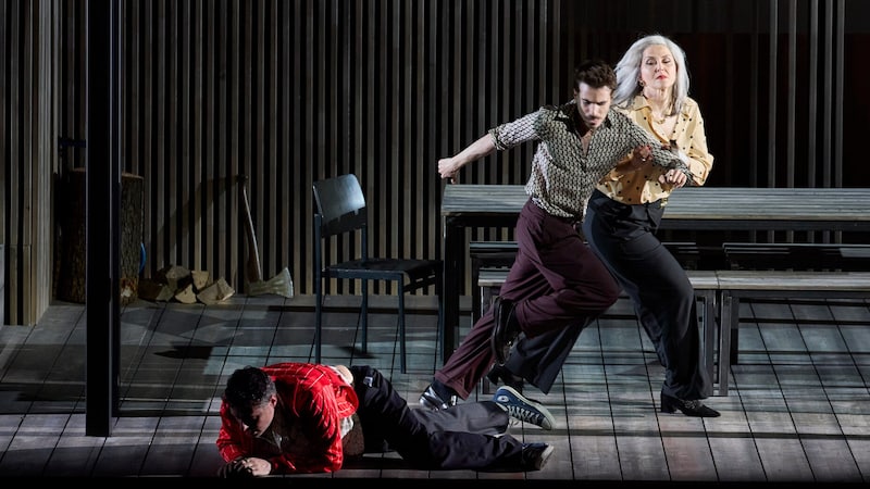Stimmlich stark: Ana Maria Labin als Hamlets Mutter Gertrude und Maayan Licht als Laertes (beide stehend). (Bild: Herwig PRAMMER)