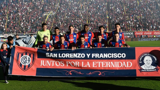 Franziskus Lieblingsklub, der argentinische Erstligist Club Atlético San Lorenzo de Almagro, gedachte seines größten Fans, hatte ein Portrait von ihm auf dme Trikot. (Bild: AP/Gustavo Garello)