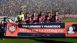 Franziskus Lieblingsklub, der argentinische Erstligist Club Atlético San Lorenzo de Almagro, gedachte seines größten Fans, hatte ein Portrait von ihm auf dme Trikot. (Bild: AP/Gustavo Garello)