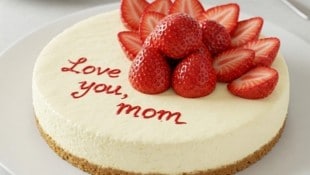 Diese Torte ist die beste Lösung, wenn man eine süße Überraschung kreieren will und der Ofen ...