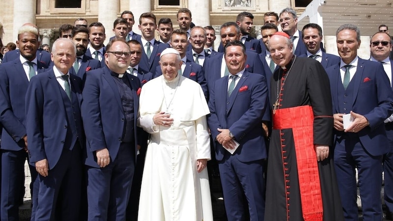 2018 war die Mannschaft von Rapid Wien mit Kardinal Schönborn beim Papst zu Gast. (Bild: SK Rapid Wien)
