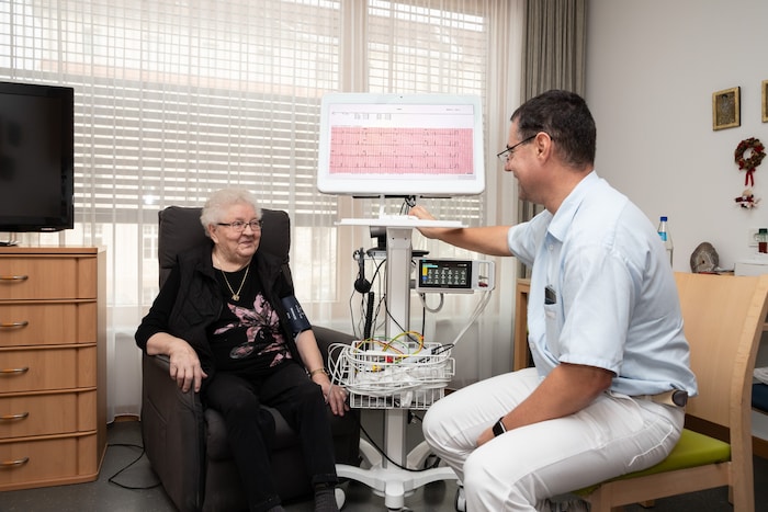 Telemedizin ist in Pflegeheimen ein wichtiger Punkt, um das Gesundheitssystem effizient zu ...
