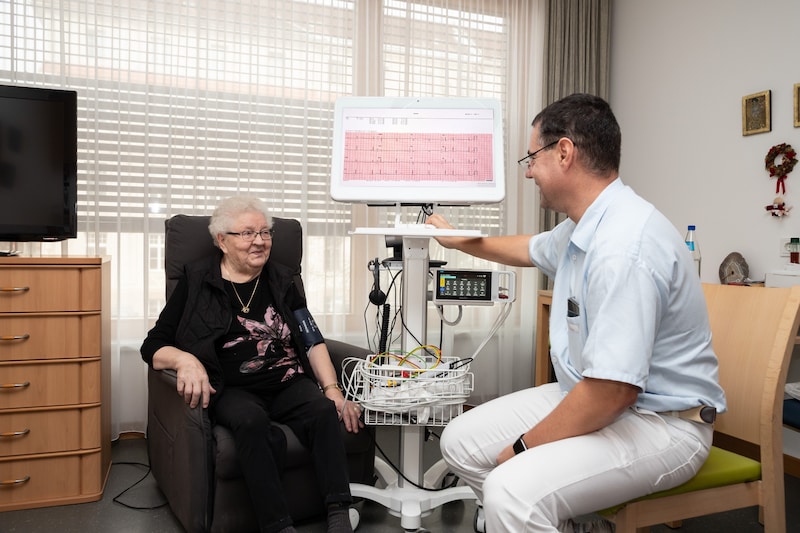 Telemedizin ist in Pflegeheimen ein wichtiger Punkt, um das Gesundheitssystem effizient zu gestalten. Die Totenbeschau sollte aber wohl doch noch vor Ort durchgeführt werden. (Bild: OKL Elisabethinen)