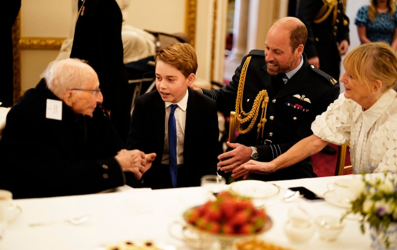 Prinz George unterhält sich mit einem der Veteranen. Sein Vater William ist sichtlich stolz, dass der Elfjährige die neue Situation so gut meistert. (Bild: Viennareport)