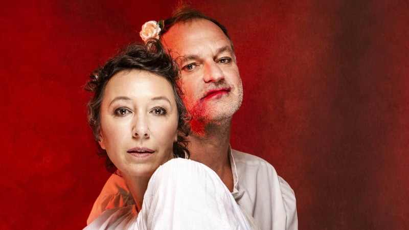 In Haag spielt man mit „Die eingebildete Kranke“ Molières Komödie andersrum – mit Ursula Strauss (mit Christian Dolezal) in der hypochondrischen Hauptrolle. (Bild: Moritz Schell)