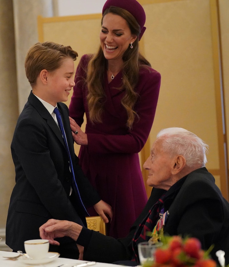 Auch Mama Prinzessin Kate ist erleichtert, wie gut es läuft.  (Bild: AP/Yui Mok)