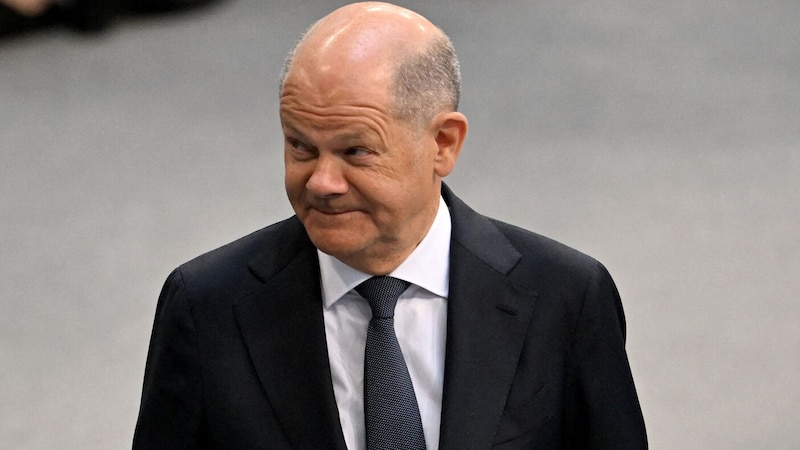 Der scheidende Bundeskanzler Olaf Scholz (SPD) reagiert auf das Ergebnis des ersten Wahlgangs. (Bild: AFP/RALF HIRSCHBERGER)