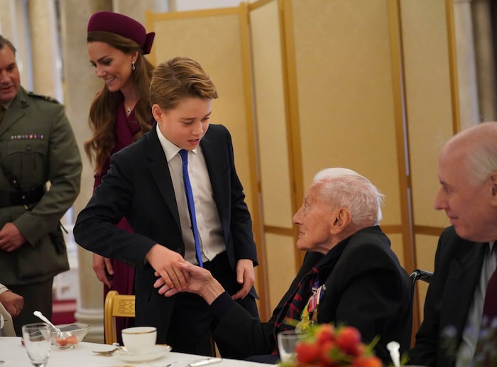 ... und schüttelte Hände.