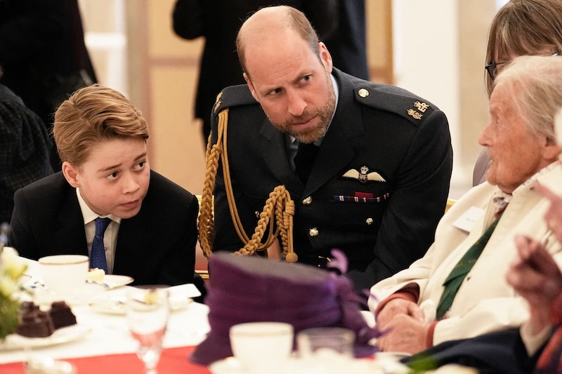 Prinz George hörte zu ... (Bild: AFP/JORDAN PETTITT)