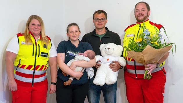 Ein Glücksfall: Rettungssanitäter, die frisch gebackenen Eltern und Baby Alessio. (Bild: Rotes Kreuz Salzburg)
