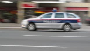 Die Verfolgung des Drogenrasers erstreckte sich über mehrere Straßenzüge (Symblbild). (Bild: romy mitterlechner - stock.adobe.com)