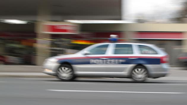 Die Verfolgung des Drogenrasers erstreckte sich über mehrere Straßenzüge (Symblbild). (Bild: romy mitterlechner - stock.adobe.com)