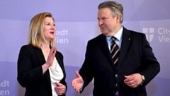 Die Entscheidung von Bürgermeister Michael Ludwig ist auf Pink gefallen. Nun sind die Koalitionsgespräche mit der Partei von Bettina Emmerling gestartet. (Bild: APA/ROLAND SCHLAGER)
