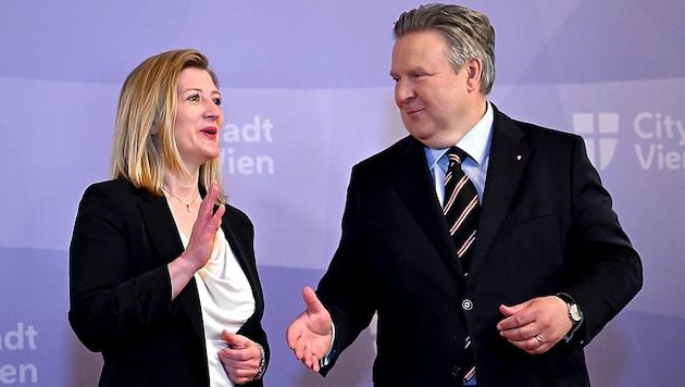 Die Entscheidung von Bürgermeister Michael Ludwig ist auf Pink gefallen. Nun sind die Koalitionsgespräche mit der Partei von Bettina Emmerling gestartet. (Bild: APA/ROLAND SCHLAGER)