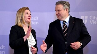 Bettina Emmerling (NEOS) und Bürgermeister Michael Ludwig (SPÖ) werden gemeinsam die Wiener Stadtregierung anführen. (Bild: APA/ROLAND SCHLAGER)
