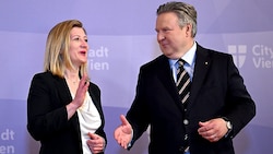 Bettina Emmerling (NEOS) und Bürgermeister Michael Ludwig (SPÖ) werden gemeinsam die Wiener Stadtregierung anführen. (Bild: APA/ROLAND SCHLAGER)