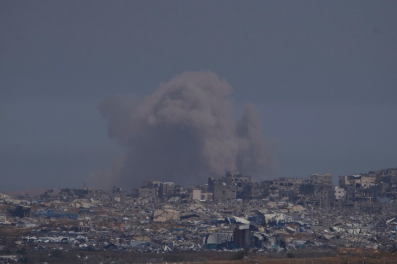 Rauch steigt über dem Gazastreifen auf. (Bild: AP/Ohad Zwigenberg)