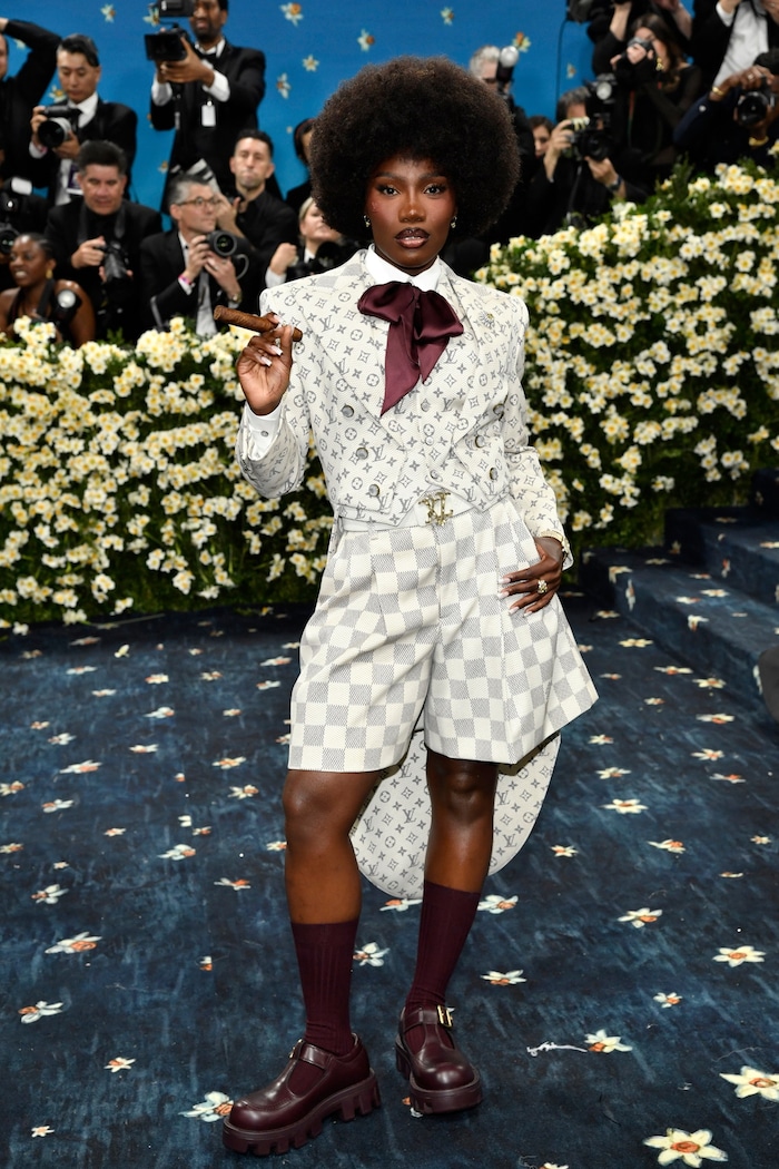 Doechii im süßen Louis-Vuitton-Look mit Zigarre