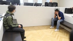 Der 14-Jährige (re.) sitzt bereits zum zweiten Mal vor der Richterin. Für den 16-Jährigen ist es das erste Mal. (Bild: Bartel Gerhard)