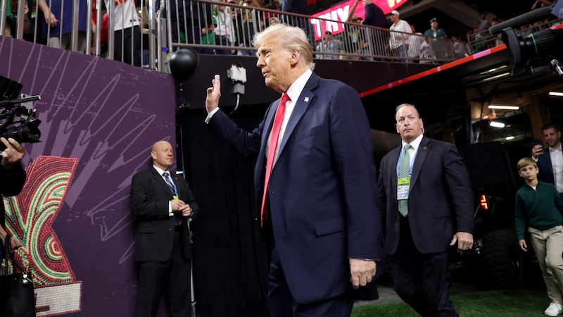 Donald Trump beim Super Bowl LIX (Bild: AFP/APA/Getty Images via AFP/GETTY IMAGES/JAMIE SQUIRE)