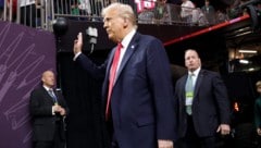 Donald Trump beim Super Bowl LIX (Bild: AFP/APA/Getty Images via AFP/GETTY IMAGES/JAMIE SQUIRE)