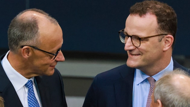 CDU-Vorsitzender Friedrich Merz und Unionsfraktionschef Jens Spahn. (Bild: EPA/HANNIBAL HANSCHKE)