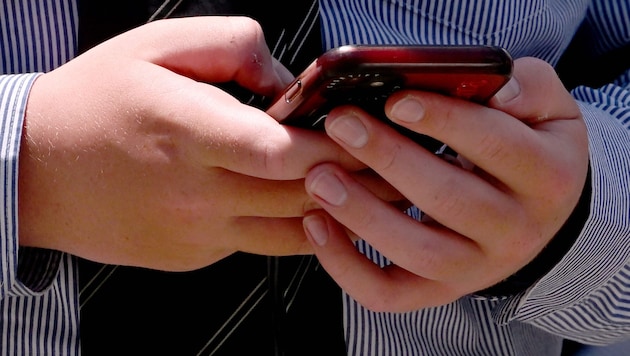 Neuseeland hatte im vergangenen Jahr bereits die Nutzung von Mobiltelefonen durch Kinder in der Schule verboten. (Bild: AFP/WILLIAM WEST)