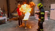 eim Experiment wurde Spiritus in die heiße Grillkohle geschüttet.