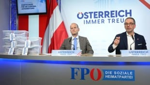 Herbert Kickl (rechts) und  FPÖ-Verfassungssprecher Michael Schilchegger präsentierten der Öffentlichkeit ihre Vorhaben für die kommenden Monate. (Bild: APA/HELMUT FOHRINGER)