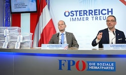 Herbert Kickl (rechts) und  FPÖ-Verfassungssprecher Michael Schilchegger präsentierten der ...