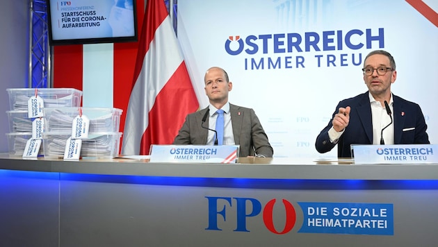 Herbert Kickl (rechts) und  FPÖ-Verfassungssprecher Michael Schilchegger präsentierten der ...