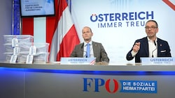 Herbert Kickl (rechts) und  FPÖ-Verfassungssprecher Michael Schilchegger präsentierten der Öffentlichkeit ihre Vorhaben für die kommenden Monate. (Bild: APA/HELMUT FOHRINGER)