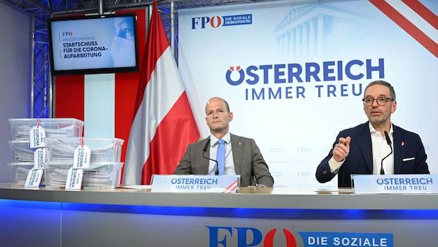 Herbert Kickl (rechts) und  FPÖ-Verfassungssprecher Michael Schilchegger präsentierten der Öffentlichkeit ihre Vorhaben für die kommenden Monate. (Bild: APA/HELMUT FOHRINGER)