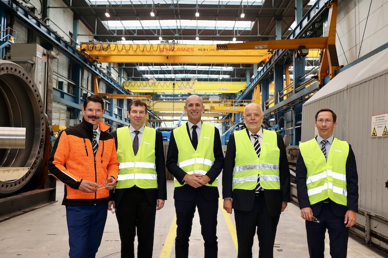 Pressekonferenz beim Werk der Andritz AG in Graz (v. l.): Arthur Stingl (Senior Vice President Processing Lines and Strip Furnaces Andritz AG), Helmut Antrekowitsch (Vizerektor für Forschung der Montanuniversität Leoben), Willibald Ehrenhöfer (Wirtschafts- und Forschungslandesrat, ÖVP), Franz Rotter (Präsident Austrian Society for Metallurgy and Materials), Stefan Steinlechner (Projektleiter „Hydrostäube“) (Bild: Jauschowetz Christian)