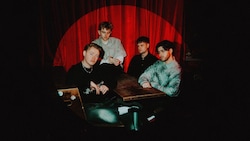 Only The Poets sind eine angesagte Indie-Pop-Band aus Großbritannien, die sich viel mit mentaler ...