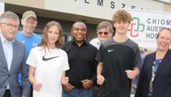 Start frei für die Benefizveranstaltung: Die lauffreudigen BRG-Schüler mit Afrika-Idealisten. (Bild: Crepaz Franz)