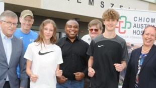 Start frei für die Benefizveranstaltung: Die lauffreudigen BRG-Schüler mit Afrika-Idealisten.