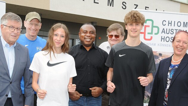 Start frei für die Benefizveranstaltung: Die lauffreudigen BRG-Schüler mit Afrika-Idealisten.
