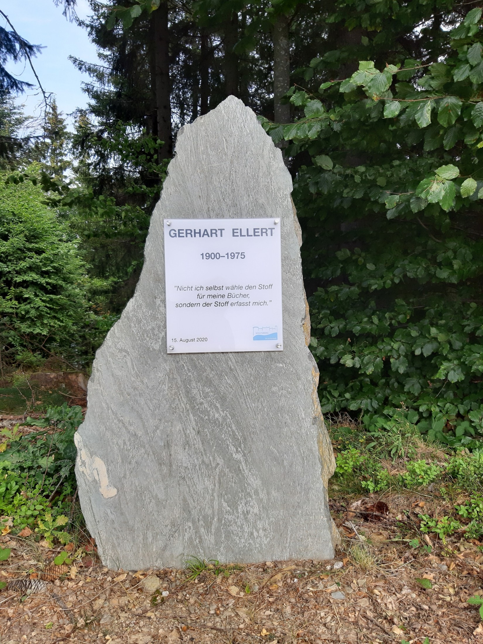 Die Tafel am Gedenkstein von Gerhart Ellert wird erneuert.