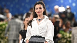 Anne Hathaway sorgt mit ihrem alterslosen Aussehen für jede Menge Getuschel. (Bild: APA/AFP/ANGELA WEISS)